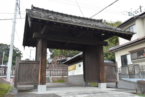 上井手公園の門