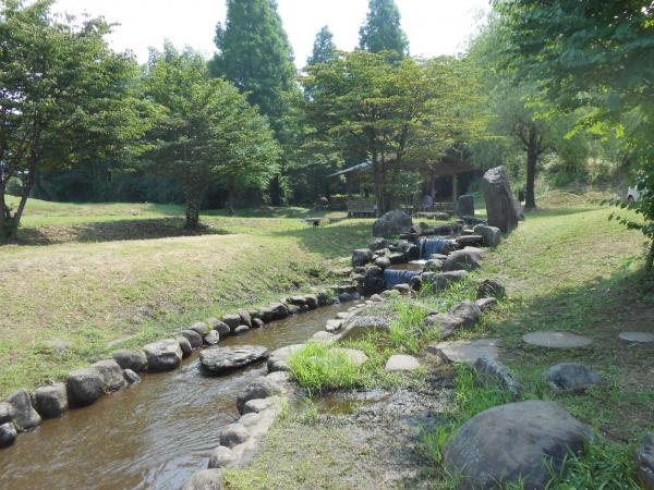 水が流れる矢護川公園