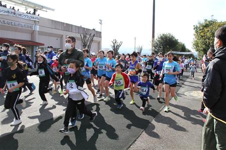 ゴールを目指して走るランナーの画像1