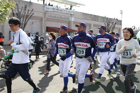 ゴールを目指して走るランナーの画像2