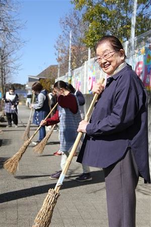 緑ヶ丘保育園前で清掃する保育士