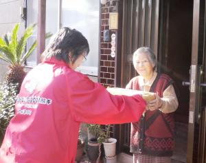 配食ボランティアの人から直接受け取ります