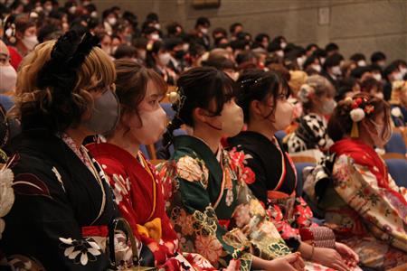式典に参加する新成人の表情は真剣