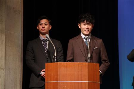 司会をする実行委員の桐原周磨さんと上村東志さん