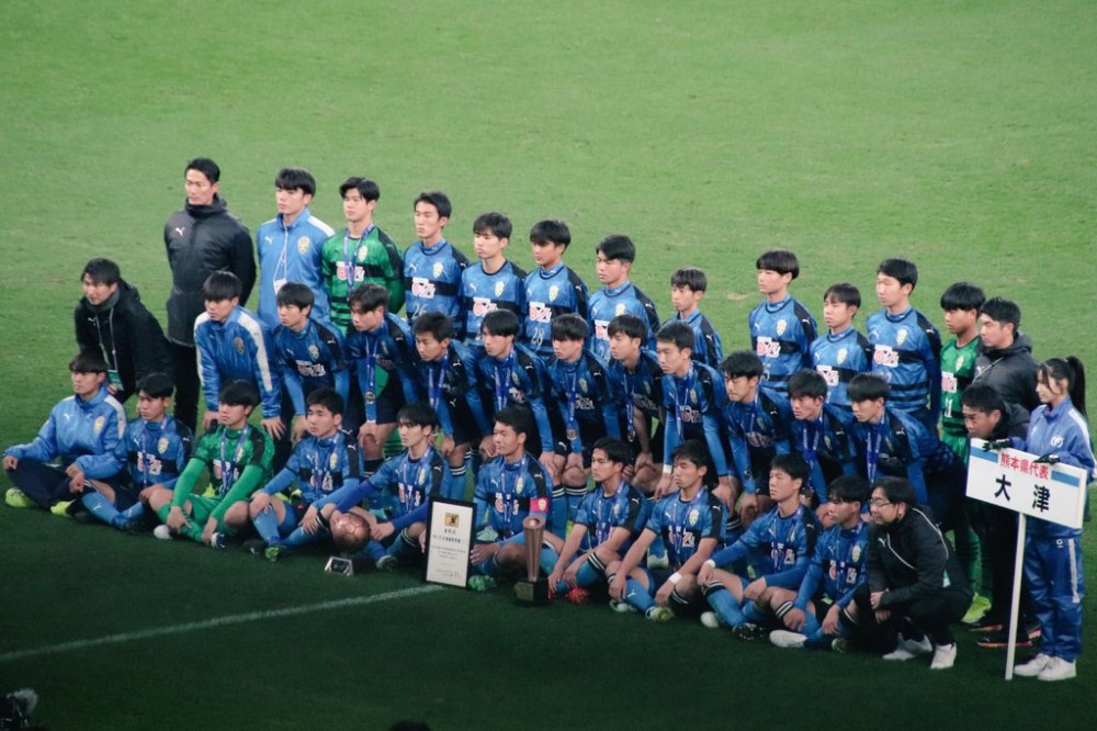 大津高校サッカー部の選手ら