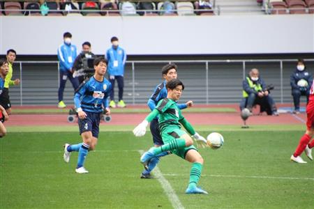 試合に奮闘する選手の画像1