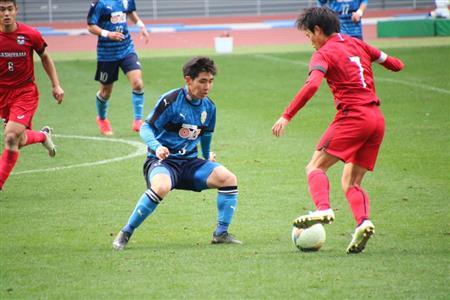 試合に奮闘する選手の画像2
