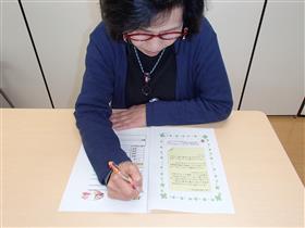 記入をしている人の画像