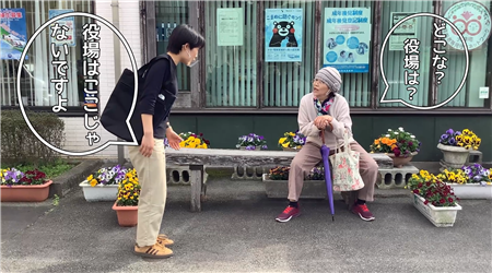 道に迷った高齢者と声掛けを行う住民