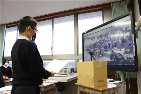 発表する児童
