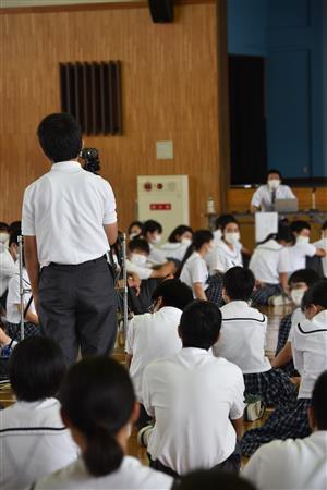 質問する大津中学校の生徒の画像