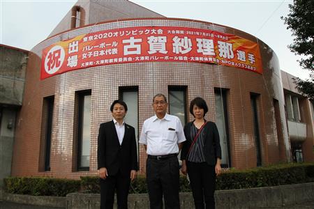 左から金田町長、古賀裕正さん、古賀博枝さん