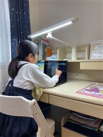 自宅で授業に参加する児童の画像1