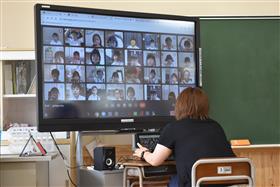 学校から授業を配信する教師