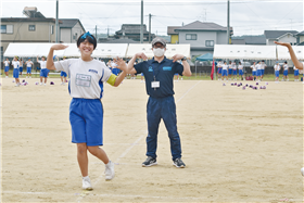 3年女子によるダンスでは先生たちも呼んで一緒に踊りました