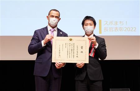 スポーツ庁室伏広治長官(左)、金田町長(右)の画像