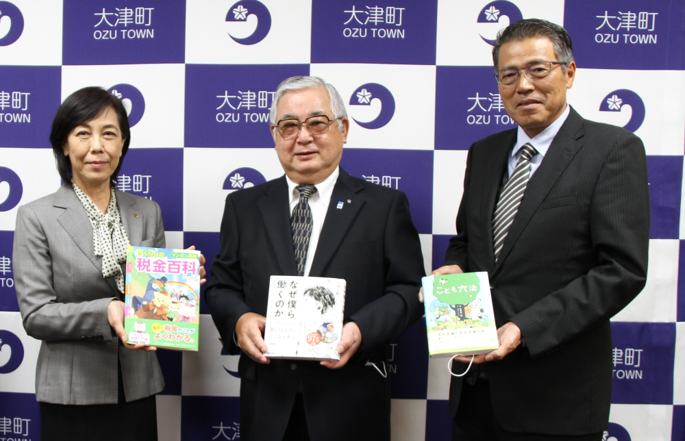 町立の全小学校へ消毒液と書籍の贈呈