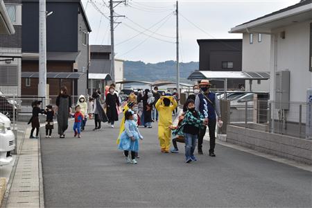 地区内をみんなで歩き回る様子
