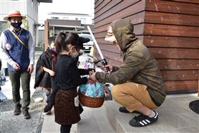 お菓子をもらう子どもの画像2