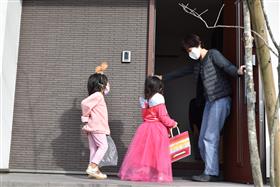 お菓子をもらう子どもの画像3