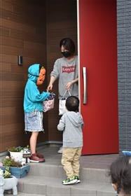 お菓子をもらう子どもの画像4