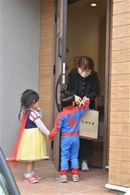 お菓子をもらう子どもの画像5