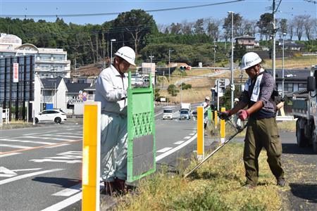 道路沿いの草刈り