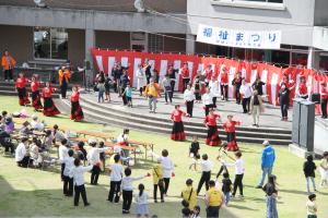 来場者も一緒にダンスを踊りました