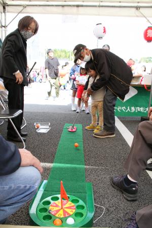 パターゴルフを楽しむ来場者