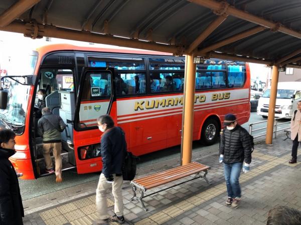通勤バスに次々と乗り込む町内企業従業者の皆さん