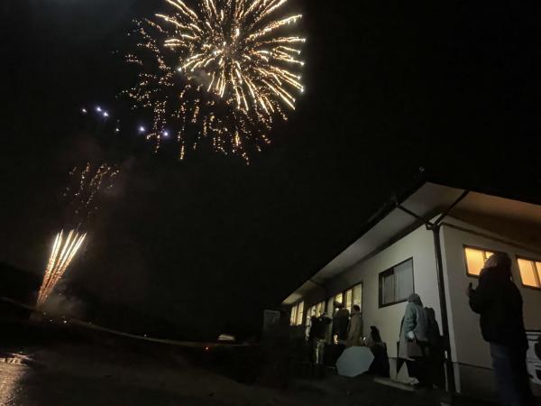 仮宿地区学習センターから花火を見る地域の皆さん