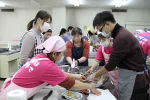水餃子を作る参加者
