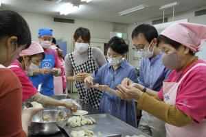 水餃子を作る参加者