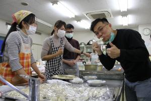 水餃子を食べる参加者