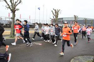 ゴールを目指して走る参加者