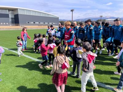 町内の保育園幼稚園の園児と交流会を行う選手