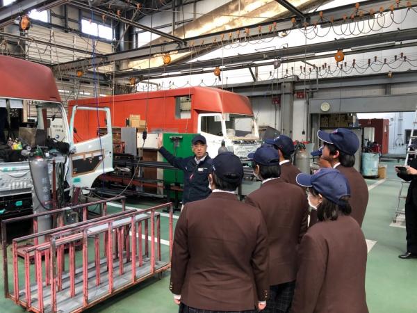 ㈱イズミ車体製作所の工場見学を行う生徒たち