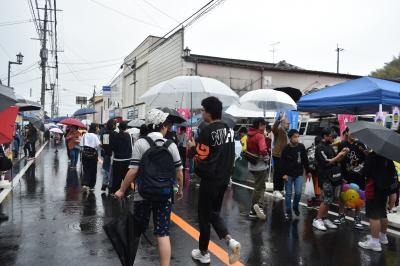 雨のなかでも賑わう