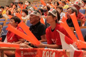 試合の行方を見守る人たち