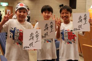 ジャンケン大会に勝利しサインをもらった子どもたち
