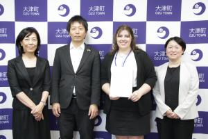 町長、副町長、教育長を含め集合写真を撮影