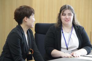 通訳を介し意思疎通をはかるサバナさん