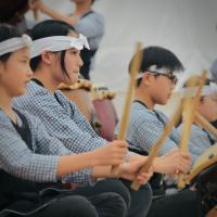 ステージで太鼓を披露する子どもたち