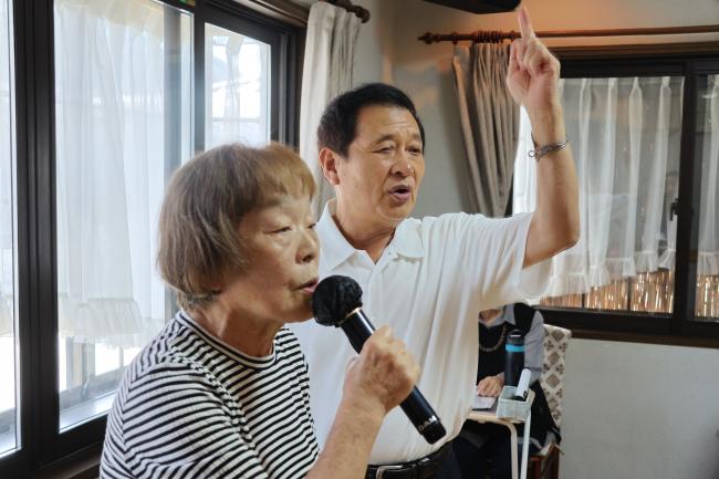 歌謡教室で生徒に歌を教える写真