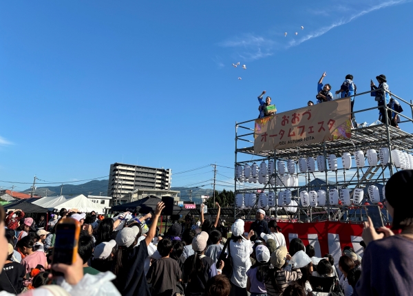 やぐらからの餅まきの様子