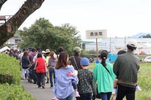 からいも掘りの長い行列