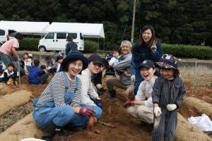 家族総出でからいも掘りに来た人たち