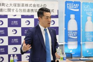 商品の説明をする原支店長