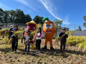菊陽のキャラクターキャロッピーと大津町のキャラクターからいもくんと一緒に記念撮影