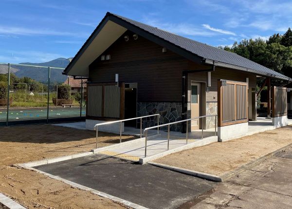 山村広場の屋外トイレ外観